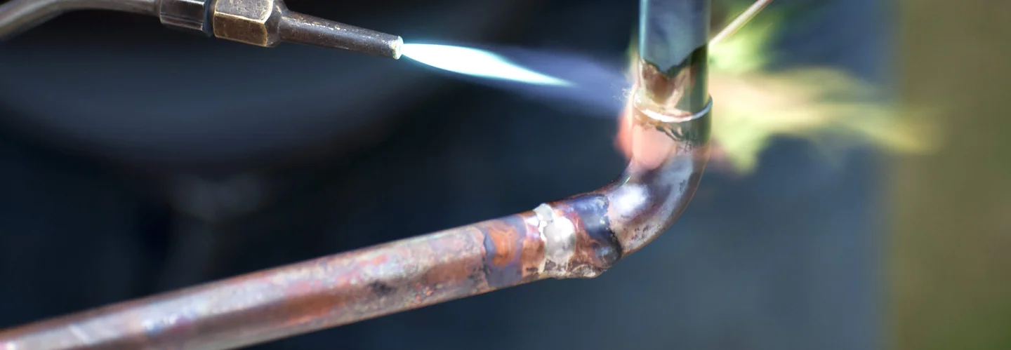 Löten eines Kupferrohrs mit einem Gasbrenner